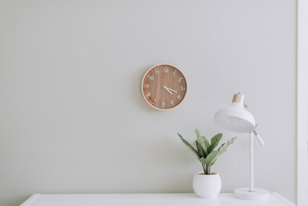 picture of a white room with a clock